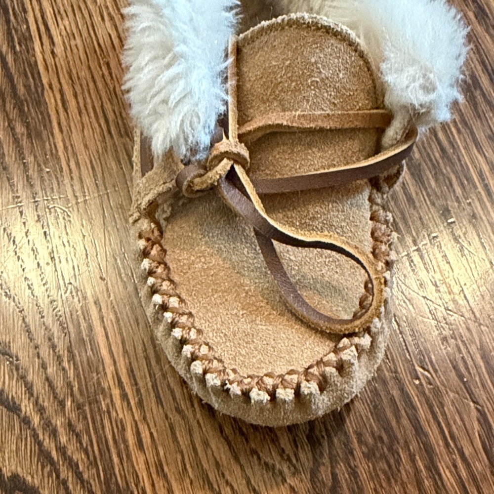 Minnetonka Tan Suede Moccasins with Cream Lining - Picture 9 of 12